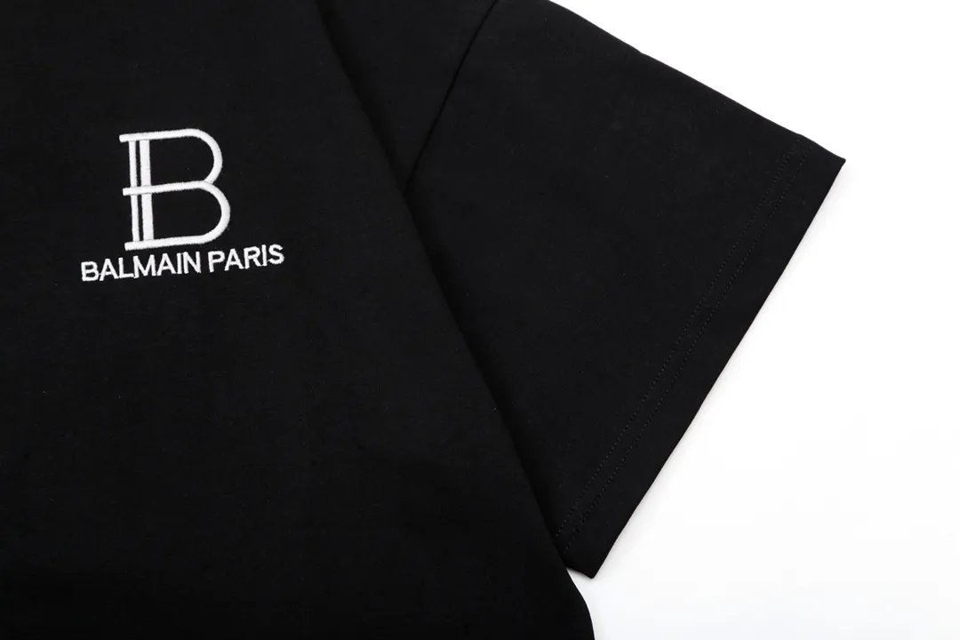 BALMAIN Big B letter embroidery 🪡 The large logo is exquisitely upgraded, inspired by the original Retro fabric of the 1980s. Official Same Style short-sleeved T-shirt. Customized. Gram dyed fabric. Very comfortable to the touch. The latest brick cabinet synchronization for spring and summer. Fashionable and personalized. Super Versatile is good-looking. Very suitable for both men and women. A must-have. Tag. Collar label. Washed wheat. Complete with three labels. Color: Black Size: XS~L